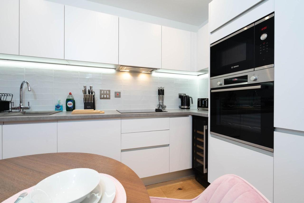 Maevela Apartments ☆ Pink Luxury Apartment With Balcony - Birmingham City Centre - 5 Min Walk From Bullring, Cube, Mailbox, New Street Station - Free Netflix & Wifi Exterior photo