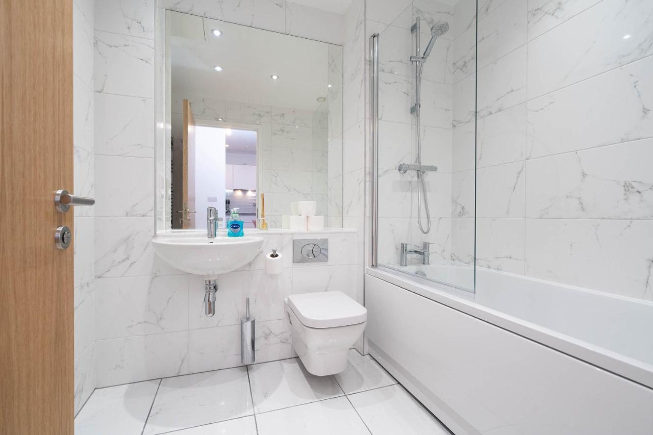 Maevela Apartments ☆ Pink Luxury Apartment With Balcony - Birmingham City Centre - 5 Min Walk From Bullring, Cube, Mailbox, New Street Station - Free Netflix & Wifi Exterior photo